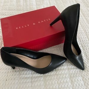 NWT Black pumps